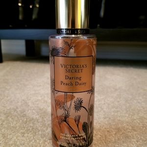 NWT - Victoria's Secret Body Spray - Daring Peach Daisy